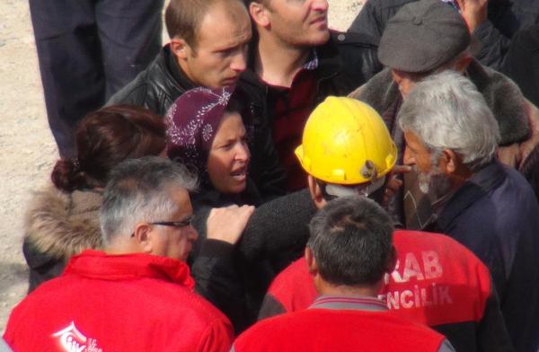 Eşi madende mahsur kalan bir kadın Bakan Yıldız'a isyan ediyor Fotoğraf: DHA