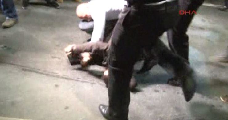 Maç sonunda Volkan Demirel ile Emre Belözoğlu'nu görüntülemek isteyen muhabirleri özel güvenlik saldırısına maruz kalmıştı. 