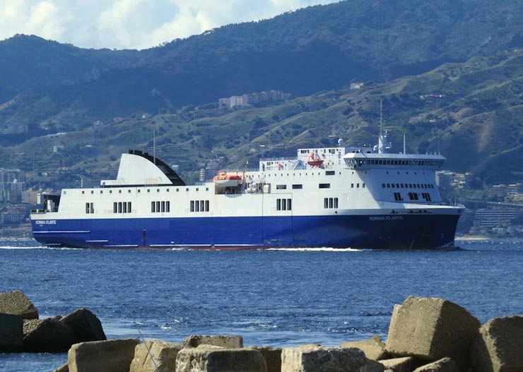 İtalyan bayraklı Norman Atlantic... (Fotoğraf: Reuters)