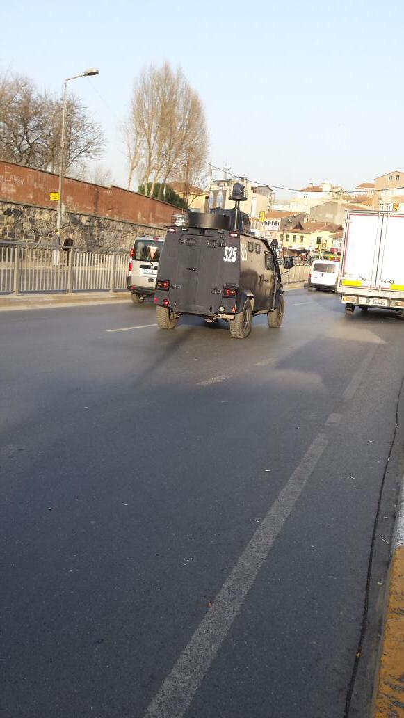 Okmeydanı'ndaki müdahalede plakasız Akrep araçları dikkat çekti. Fotoğraf: @Dev_Mahalle