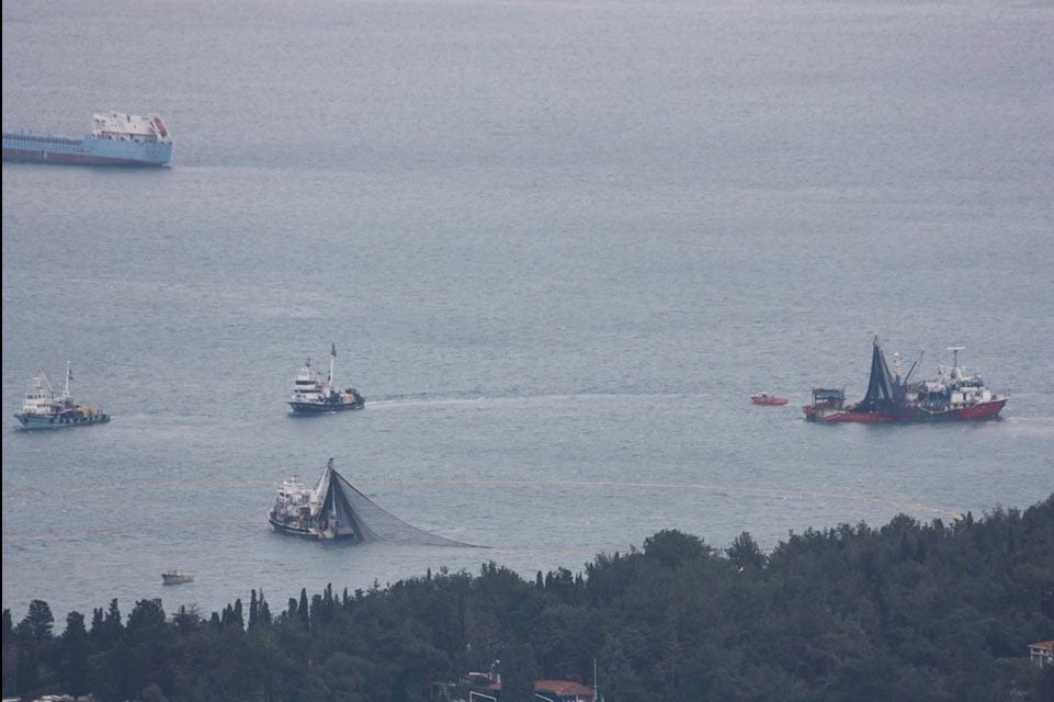 2 Ocak 2015 İhbarlara rağmen Sedef adası kıyılarında avlanan balıkçılar.