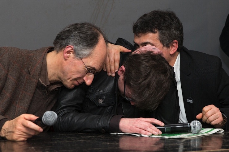 Gerard Briard (solda) Charlie Hebdo'ya düzenlenen saldırının ardından yapılan basın toplantısında arkadaşlarını teselli ediyor. (Fotoğraf: Reuters)