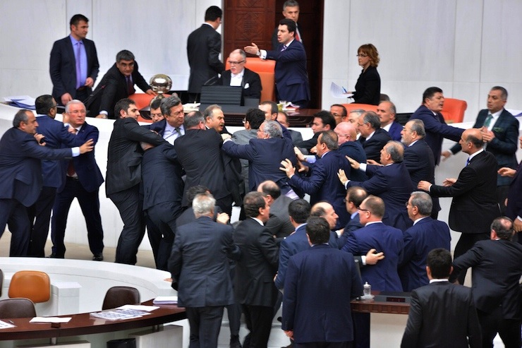 İç Güvenlik Paketi'nin görüşmelerinde AKP milletvekilleri, muhalefet kanadına saldırmıştı. (Fotoğraf: DHA)