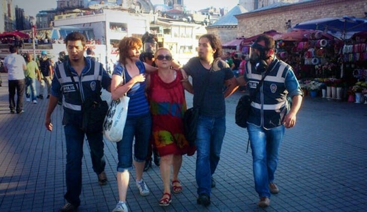 Taksim Dayanışması üyelerinden mimar Mücella Yapıcı da aynı gün gözaltına alınmış ve ince aramaya tabi tutulmuştu.