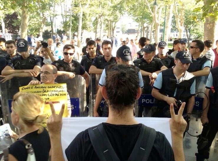 8 Temmuz 2013'te Gezi Parkı'nın resmi açılışının ardından parka koşan yurttaşlar polis engeliyle karşılaşmıştı. Fotoğraflar: Sendika.org