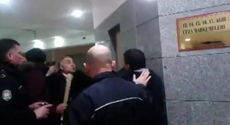 Hasan Ferit Gedik davasını izelemeye gelenlere sivil polis olduğu belirtilen kişiler çivili sopalarla saldırdı Fotoğraf: SolYuregimSol 