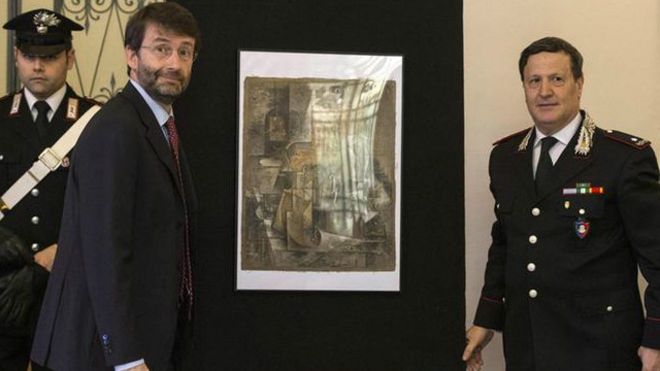 Polisler eseri bir basın toplantısıyla tanıttı. (Fotoğraf: BBC) 