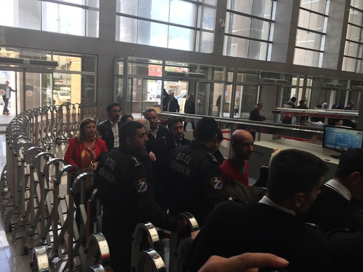 Erdoğan'ın, "Cübbeliler bal gibi aranır" açıklamasının ardından Çağlayan girişinde avukatlar zorla aramay tabi tutuluyor. Fotoğraflar: DHA