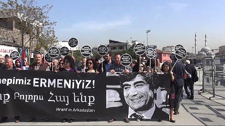 AGOS GAZETESI GENEL YAYIN YONETMENI HRANT DINK'IN OLDURULMESIYLE ILGILI DAVANIN YARGITAY'IN BOZMA KARARINDAN SONRAKI 5. DURUSMASI ONCESI ADLIYE ONUNDE TOPLANAN "HRANT'IN ARKADASLARI" ADLI GRUP BASIN ACIKLAMASI YAPTI. (FOTO: SERPIL KIRKESER/ISTANBUL, DHA)