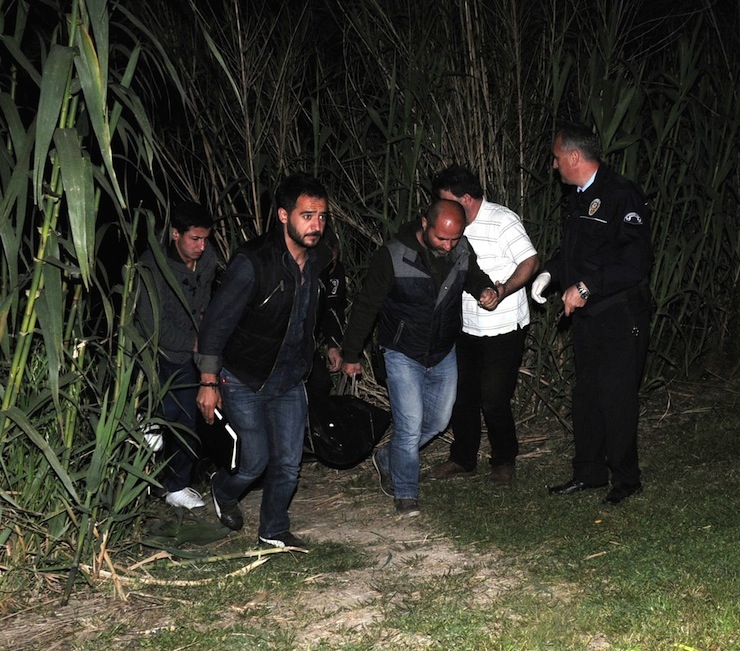 ANTALYA'DA CUMA GUNU OKULDAN CIKTIKTAN SONRA BIR DAHA HABER ALINAMAYAN SONER GALIN'IN CANSIZ BEDENI, LARA'DAKI FALEZLERIN 10 METRE ASAGISINDAKI OVUKTA BULUNDU.(FOTO:SULEYMAN EKIN/ANTALYA-DHA)