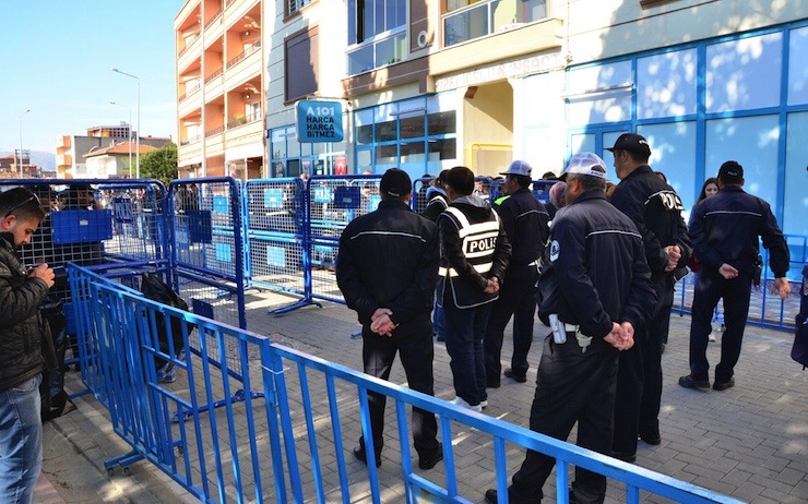 MANISA'NIN SOMA ILCESI'NDE, 301 MADENCININ HAYATINI KAYBETTIGI FACIAYLA ILGILI 8'I TUTUKLU 45 SANIKLI DAVANIN, AKHISAR AGIR CEZA MAHKEMESINDE BUGUN GORULEN SEKIZINCI DURUSMASINA 8 TUTUKLU SANIK 36 SANIK KATILDI. MADENCI YAKINMLARIN DURUSMAYI ILK GUNLERDEKI KADAR ILGI GOSTERMEMESI DIKKAT CEKTI.(FOTO: MEHMED HAKKI OZBAYIR / MANISA, DHA)