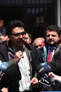 MANISA'NIN SOMA ILCESI'NDE, 301 MADENCININ HAYATINI KAYBETTIGI FACIAYLA ILGILI 8'I TUTUKLU 45 SANIKLI DAVANIN, AKHISAR AGIR CEZA MAHKEMESINDE BUGUN GORULEN SEKIZINCI DURUSMASINA 8 TUTUKLU SANIK 36 SANIK KATILDI. MADENCI YAKINMLARIN DURUSMAYI ILK GUNLERDEKI KADAR ILGI GOSTERMEMESI DIKKAT CEKTI. MAGDURLARIN AVUKATLARI BASIN ACIKLAMASI YAPTI. MAGDURLARIN AVUKATI SELCUK KOZAGAC (FOTOGRAFTA) . (FOTO: BARIS GEZICI AKHISAR , DHA)