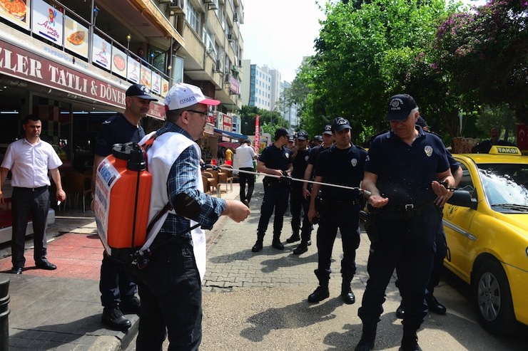 MITINGE ISPARTA'DAN KATILAN BIR KISI, UZERINDE 'HUKUMETIN BIBER GAZINA KARSI TURK MEMURUNUN GUL SUYU' YAZILI ZIRAI ILACLAMA BIDONUNDAKI GUL SUYUNU POLISLERE SIKTI. FOTO: YUSUF BASTUG / ADANA, (DHA)