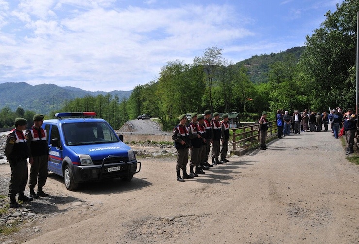 ARTVIN'IN ARHAVI ILCESINDE DAHA ONCE CED OLUMLU RAPORU DURDURULAN KAVAK HES PROJESINE YENIDEN CED OLUMLU RAPORU VERILMESI TEPKILERE NEDEN OLDU. SANTIYE GIRISINDE TOPLANAN KAVAK KOYLULERU BASIN ACIKLAMASI YAPTI. FOTO: MUHAMMET KACAR ARTVIN-DHA