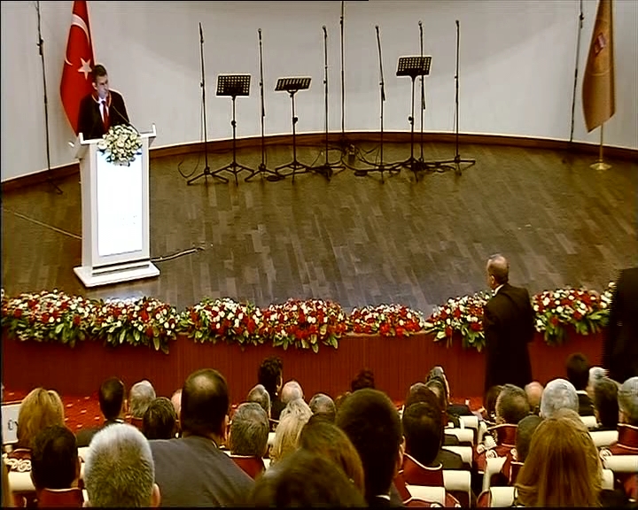 Erdoğan, geçen sene Barolar Birliği Başkanı Feyzioğlu’na öfkelenip, ‘Bu ne edepsizlik’ diyerek salonu terk etmişti. (Fotoğraf: DHA)
