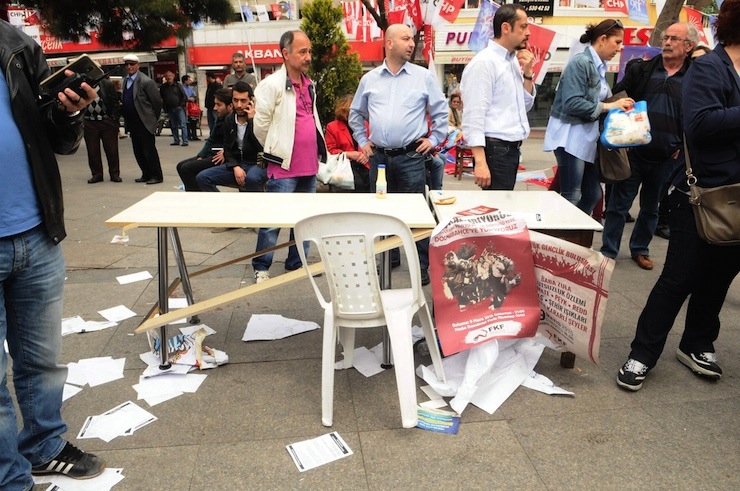 FATIH KOCAMUSTAFAPASA MEYDANI’NDA AK PARTILI VE  BIRLESIK HAZIRAN HAREKETI (BHH) UYELERI ARASINDA YASANAN GERGINLIK KAVGAYA DONUSTU. CIKAN KAVGADA YARALANAN AK PARTI UYELERINE SAGLIK EKIPLERI MUDAHALE ETTI. POLIS OLAY YERINDE GENIS GUVENLIK ONLEMLERI ALDI.   FOTOGRAF: TANER YENER/ISTANBUL,(DHA)