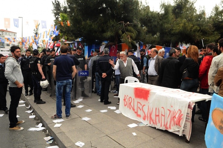 FATIH KOCAMUSTAFAPASA MEYDANI’NDA AK PARTILI VE  BIRLESIK HAZIRAN HAREKETI (BHH) UYELERI ARASINDA YASANAN GERGINLIK KAVGAYA DONUSTU. CIKAN KAVGADA YARALANAN AK PARTI UYELERINE SAGLIK EKIPLERI MUDAHALE ETTI. POLIS OLAY YERINDE GENIS GUVENLIK ONLEMLERI ALDI.  FOTOGRAF: TANER YENER/ISTANBUL,(DHA)