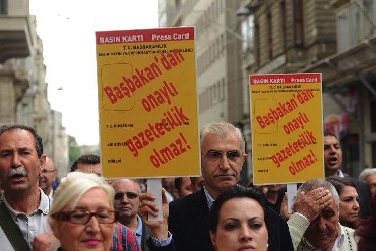 3 MAYIS DUNYA BASIN OZGURLUGU GUNU NEDENIYLE GAZETECILER, BEYOGLU TUNEL'DE TOPLANARAK GALATASARAY'A YURUDU. YURUYUSE CHP'LI GURSEL TEKIN, AYKUT ERDOGDU VE BAZI MILLETVEKILI ADAYLARI D A DESTEK VERDI. FOT: OZKAN ARSLAN-ISTANBUL,(DHA)