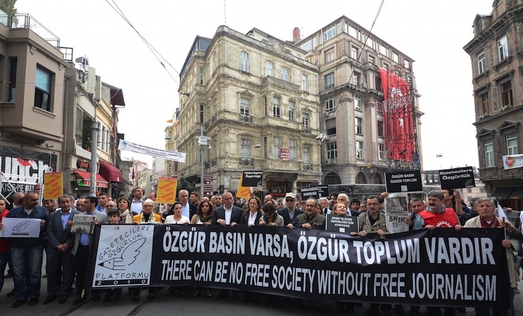 3 MAYIS DUNYA BASIN OZGURLUGU GUNU NEDENIYLE GAZETECILER, BEYOGLU TUNEL'DE TOPLANARAK GALATASARAY'A YURUDU. YURUYUSE CHP'LI GURSEL TEKIN, AYKUT ERDOGDU VE BAZI MILLETVEKILI ADAYLARI D A DESTEK VERDI. FOT: OZKAN ARSLAN-ISTANBUL,(DHA)