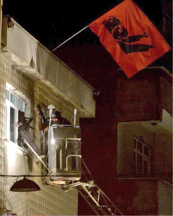 Gençlik Federasyonu'na sabah karşı yapılan baskından bir kare.