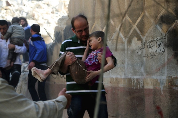 ATTENTION EDITORS - VISUAL COVERAGE OF SCENES OF INJURY OR DEATH  A man holds an injured boy after what activists said was a barrel bomb dropped by forces loyal to Syria's President Bashar al-Assad and hit a school and a residential building in Seif al-Dawla neighborhood of Aleppo May 3, 2015. REUTERS/Hosam Katan