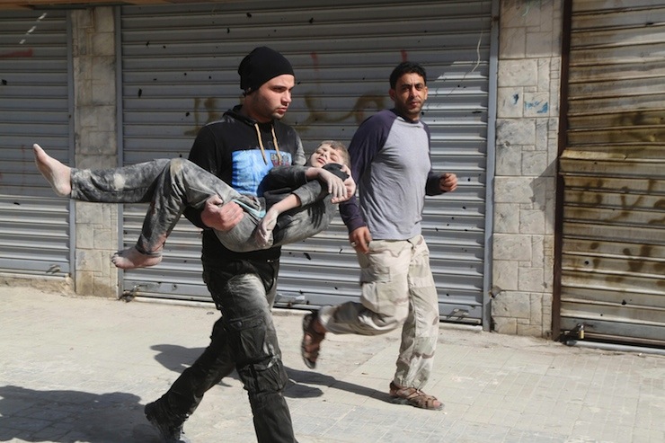 ATTENTION EDITORS - VISUAL COVERAGE OF SCENES OF INJURY OR DEATH  A man holds an injured boy after what activists said was a barrel bomb dropped by forces loyal to Syria's President Bashar al-Assad and hit a school and a residential building in Seif al-Dawla neighborhood of Aleppo May 3, 2015. REUTERS/Hosam Katan
