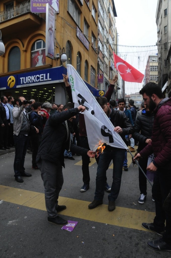 TRABZON'DA 1 MAIS ISCI BAYRAMI ETKINLIGINE KATILMAK ISTEYEN HDP GRUBU ILE BIR GRUP GENC ARASINDA BASLAYAN SOZLU TARTISMA BUYUDU. HDP'LI GRUBUN YURUMESINE TEPKI GOSTEREN KALABALIK SALDIRDI, BAYRAKLARINI YAKTI. OLAYA POLIS MUDAHALE ETTI. FOTO-OSMAN SISKO DHA