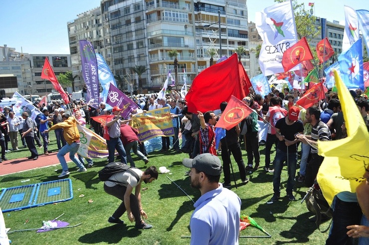 IZMIR'DE, 1 MAYIS GUNDOGUDU MEYDANINDA DUZENLENEN MITINGLE KUTLANDI. HDP'LI GRUBUN MEYDANA GIRIS SIRASINDA POLISLE KISA SURELI GERGINLIK YASANDI. (FOTO: TUFAN HAMARAT IZMIR DHA)