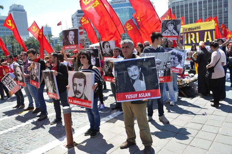 IZMIR'DE, 1 MAYIS GUNDOGUDU MEYDANINDA DUZENLENEN MITINGLE KUTLANDI. (FOTO: TUFAN HAMARAT IZMIR DHA)