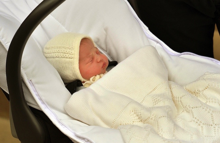 Britain's Prince William carries his baby daughter in a car seat outside the Lindo Wing of St Mary's Hospital, in London, Britain May 2, 2015. The Duchess of Cambridge, gave birth to a girl on Saturday, the couple's second child and a sister to one-year-old Prince George. REUTERS/John Stillwell/pool TPX IMAGES OF THE DAY