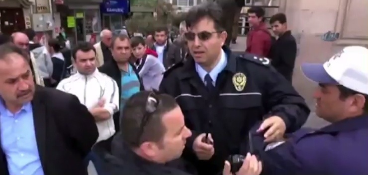 polis yumruk