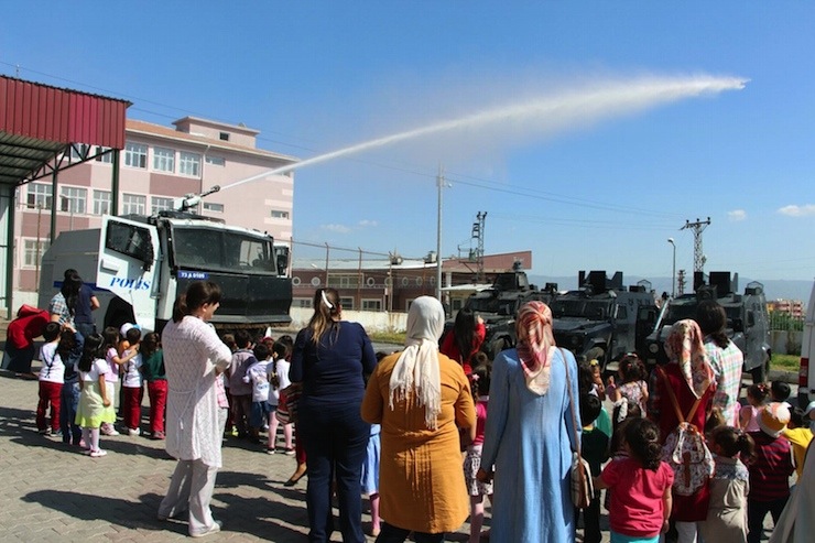 SIRNAK'IN SILOPI ILCESI'NDEKI NENE HATUN ANAOKULU OGRENCILERI, TRAFIK HAFTASI ETKINLIKLERI KAPSAMINDA, ILCE EMNIYET MUDURLUGU BINASINI GEZEREK, TOM ARACINA BINDA. TOMA ARACINDAN KAMERA GORUNTULERINI IZLEYEN OGRENCILER, TEMSILI OLARAK DA TAZYIKLI SU SIKARAK CIZGI FILM IZLEDI. FOTO: MEHMET SELIM YALCIN/DIYARBAKIR, (DHA)