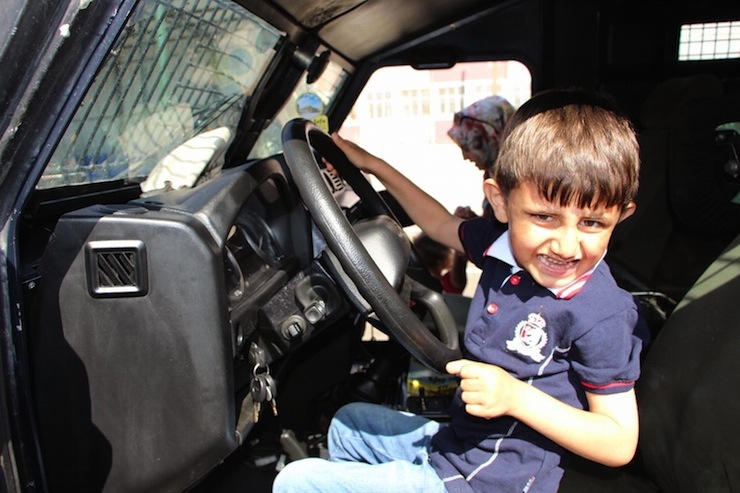 SIRNAK'IN SILOPI ILCESI'NDEKI NENE HATUN ANAOKULU OGRENCILERI, TRAFIK HAFTASI ETKINLIKLERI KAPSAMINDA, ILCE EMNIYET MUDURLUGU BINASINI GEZEREK, TOM ARACINA BINDA. TOMA ARACINDAN KAMERA GORUNTULERINI IZLEYEN OGRENCILER, TEMSILI OLARAK DA TAZYIKLI SU SIKARAK CIZGI FILM IZLEDI. FOTO: MEHMET SELIM YALCIN/DIYARBAKIR, (DHA)