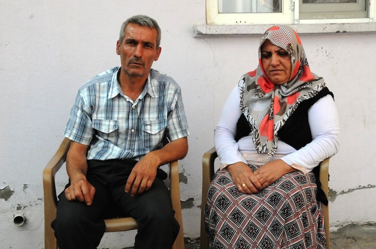 UGUR OZDEL'IN BABASI MUSTAFA VE ANNESI BERFI ÖZDEL FOTO:FELAT BOZARSLAN/DIYARBAKIR,(DHA)