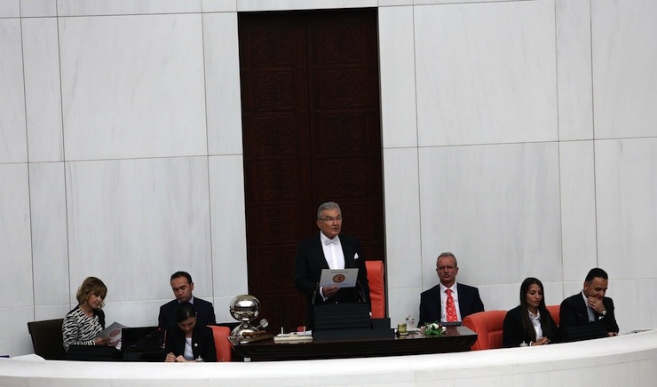 TBMM 25. DONEM 1. YASAMA YILI YEMIN TORENI. 2015. ANKARA.  TBMM YE EN YASLI UYE CHP ANTALYA MILLETVEKILI DENIZ BAYKAL BASKAKANLIK YAPTI.  CUMHURBASKANI RECEP TAYYIP ERDOGAN, YUKSEK YARGI UYELERI, YABANCI MISYON SEFLERI, MILLETVEKILLERI YAKINLARI DA TORENI LOCALARDAN IZLEDI.  MILLETVEKILLERI YEMIN EDEREK GOREVLERINE BASLADI. AK PARTI BURSA MILLETVEKILI BENNUR KARABURUN, ENGELLI SANDALYESIYLE OZEL KURULAN PLATFORMDAN CIKARTILARAK YEMININI ILK EDEN MILLETVEKILI OLDU.  (FOTOGRAF: UMIT KOZAN /DHA)
