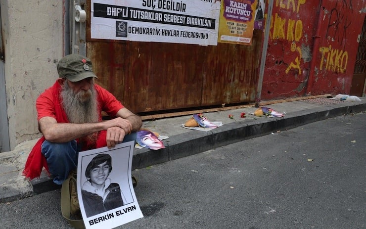 GEZI PARKI EYLEMLERI SIRASINDA POLISIN ATTIGI GAZ FISEGININ BASINA ISABET ETMESI SONUCU AGIR YARALANAN VE 269 GUN SONRA TEDAVI GORDUGU HASTANEDE YASAMINI YITIREN BELKIN ELVAN, OKMEYDANI'NDA VURULDUGU YERDE, AILESI, ARKADASLARI VE BAZI GRUPLAR TARAFINDAN ANILDI. MEZAR BASINDA YAPILAN ANMADA ISE ANNE GULSUM ELVAN'IN AGITLARI CEVREDE BULUNAN HERKESI AGLATTI. FOTO: OZKAN ARSLAN/ISTANBUL,(DHA)