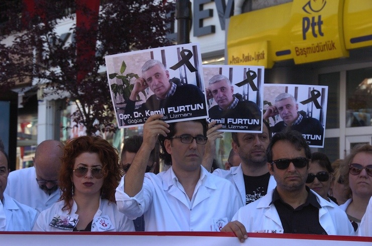 EDIRNE'DE SAGLIK CALISANLARI IS BIRAKIP SAMSUN'DA DOKTOR KAMIL FURTUN'UN SILAHLI SALDIRI SONUCU OLDURULMESINI PROTESTO ETTI. EDIRNE DEVLET HASTANESI ONUNDE ELLERINDEKI FURTUN'UN FOTOGRAFLARIYLA TOPLANAN SAGLIK CALISANLARI GOZYASI DOKERKEN, SAGLIK CALISANLARINA YONELIK SIDDETI KINADI. (FOTO:ENGIN OZMEN/EDIRNE-DHA)