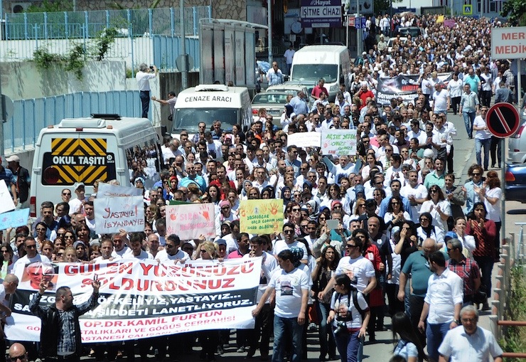 OP. DR. KAMIL FURTUN'UN OLDURULMESINI PROTESTO ETMEK ICIN GERCEKLESEN YURUYUSE 2 BIN 500'UN UZERINDE KISI KATILDI. FOTO: ILKER AKTAS-SAMSUN-DHA