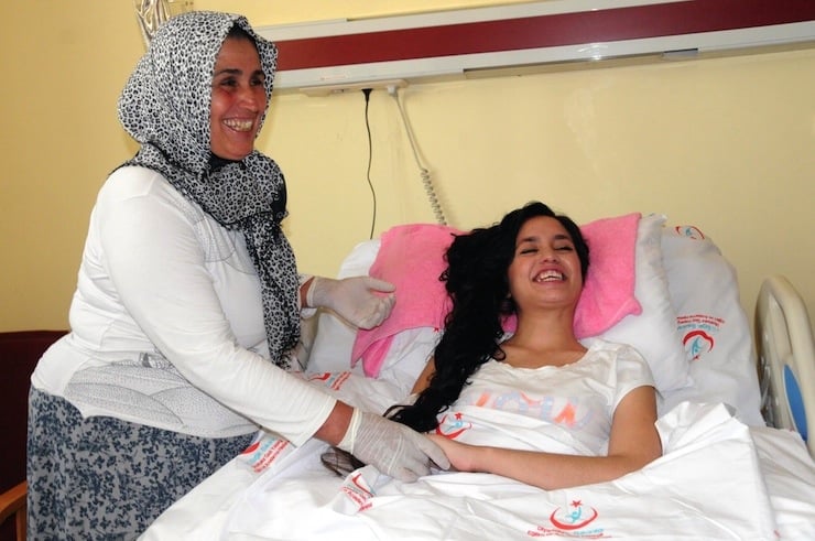 DIYARBAKIR'IN ERGANI ILCESI'NDEKI EVINDE UGRADIGI SALDIRI SONUCU AGIR YARALANAN MUTLU KAYA, SALDIRI SONRASI ILK KEZ BASIN MENSUPLARINA GOSTERILDI. ANNE HANIM VE BABA MEHMET KAYA, KIZLARI MUTLU KAYA ILE BIRLIKTE MUTLULUK POZU VERDI. FOTO: AHMET UN/DIYARBAKIR, (DHA)
