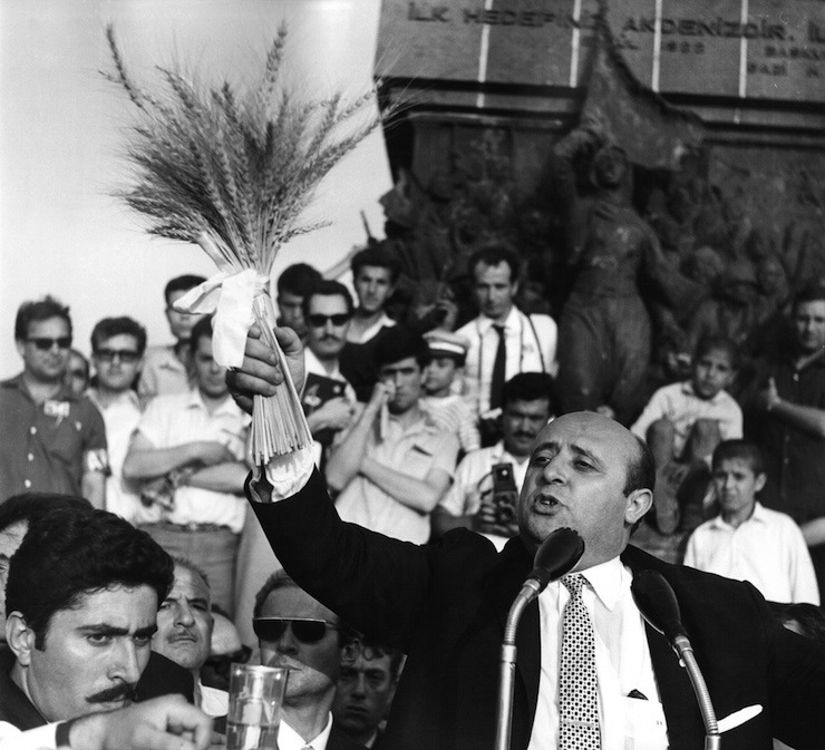 DOKUZUNCU CUMHURBASKANI SULEYMAN DEMIREL'IN  'DEMOKRASI VE KALKINMA MUZESI'NDE SERGILENEN FOTOGRAF VE BELGELER, DEMIREL'IN 91 YILLIK YASAMINDAN KESITLER SUNUYOR.(DEMIREL, ELINDEKI BUGDAY DEMETLERIYLE YAPTIGI KONUSMASI)  (FOTO:ISPARTA-DHA)