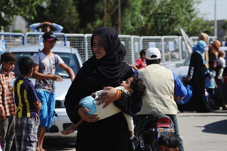SANLIURFA'NIN AKCAKALE GUMURK KAPISINA GELEN YAKLASIK 500 SURIYE SIGINMACI ULEKLERINE GERI DONEBILMEK ICIN SINIR KAPISINDA BEKLEMEYE BASLADI.BURADA PASAPORT VE KIMLIK KONTORLUNDEN GECIRILEN SURIYELILER YANLARINDA GETIRDIKLERI TEMEL IHTIYACLARIYLA BIRLIKTE TELABYAD'A GECIS YAPMAYA BASLADI. FOTO:OMER SULUL-SANLIURFA-DHA