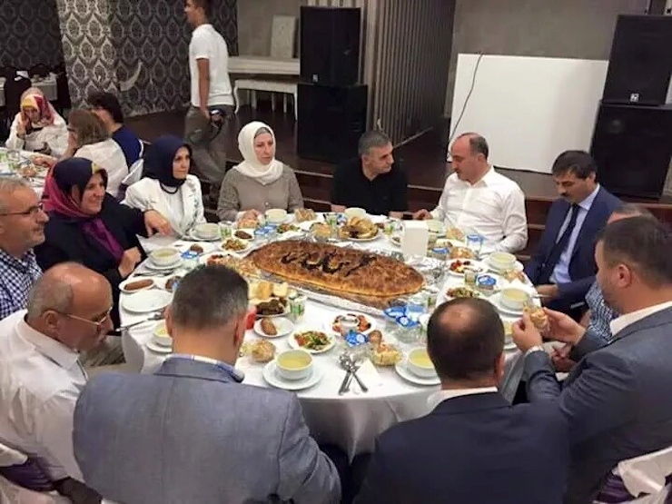 AK PARTI SAKARYA MILLETVEKILI ADAYI BILGEHAN DOGRU SAKARYANIN SERDIVAN ILCESINDE PARTISININ DUZENLEDIGI IFTAR PROGRAMINDA IFTAR SOFRASINDA UZERINDE ARAPCA ALLAH YAZILI PIDE BULUNAN FOTOGRAFI SOSYAL MEDYA HESABINDAN TAKIPCILERIYLE PAYLASTI (FOTOGRAF:SAKARYA DHA)