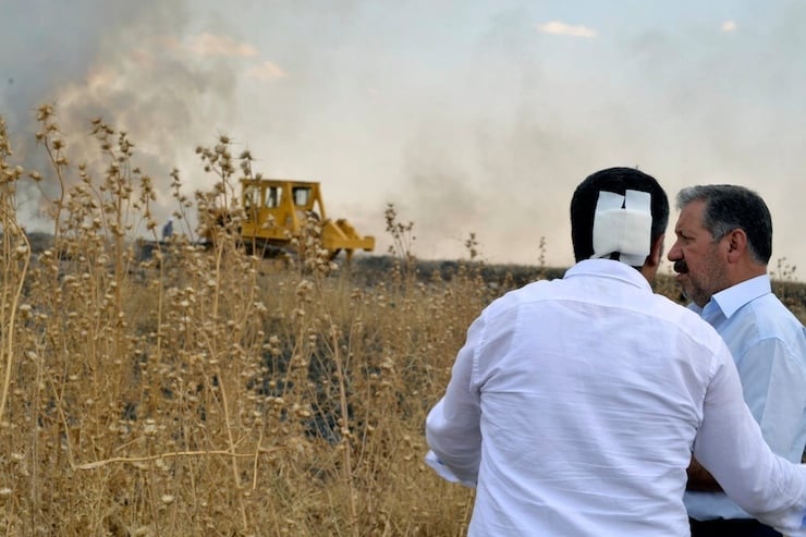 DIYARBAKIR'DA OLUSTURULAN KENT ORMANI'NA AGAC DIKMEK ISTEYEN VE ARALARINDA, HDP'LI MILLETVEKILLERI ILE BELEDIYE BASKANLARININ DA BULUNDUGU GRUBA KOYLULER, TASLI, SILAHLI VE SOPALI SALDIRIDA BULUNARAK TARLALARI ATESE VERDI. FOTO: DIYARBAKIR, (DHA)