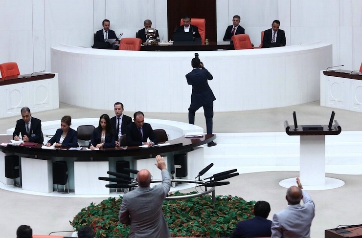 TBMM BASKANLIGINA SECILEN ISMET YILMAZ ILK KEZ MECLIS GENEL KURLUNA BASKANLIK ETTI. YETER SAYI OLMADIGI ICIN AC KAPA YAPAN YILMAZ DAN SOZ ALMAK ISTEYEN CHP MILLETVEKILLERI MAHMUT TANAL VE MUSA CAM, SOZ ALAMAYIP MECLIS BASKANI DINLEMEDEN OTURUMU KAPATIP GIDINCE MAHMUT TANAL CHP SIRALARINA BAKARAK, BOS OLDUGUNU SOYLEYIP ARDINDAN ALLAH BELANIZI VERSIN, MECLISI CALISTIRMIYORLAR, AKP SIRALARI BOS ALDIGINIZ MAASLAR HARAM OLSUN DIYE HAYKIRDI. BU ARADA BASKAN YILMAZ, ILK KEZ OTURDUGU KOLTUKTA ONCE TBMM GENEL SEKRETERI IRFAN NEZIROGLU'NDAN MIKROFONUN ACILMASINI OGRENDI, ARDANDAN ELINE TOKMAGI ALARAK BUNUNLA OTURUMU ACMAK ISTEDI, UYARI UZERINE TOKMAGI BIRAKIP GONGU CALARAK OTURUMU ACTI. (FOTO: UMIT KOZAN/ DHA)