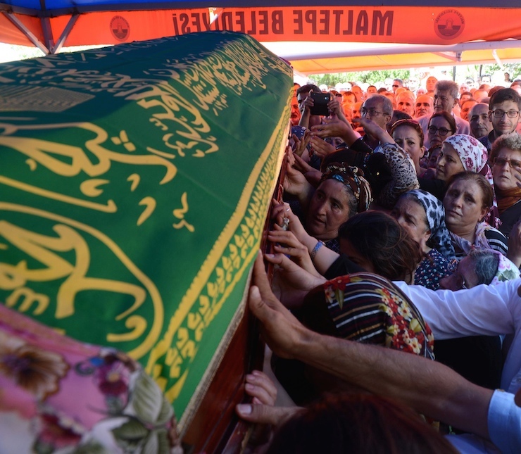 SURUC'TA CANLI BOMBA SALDIRISI SONRASI YASAMINI YITIREN 4 COCUK ANNESI NAZEGUL BOYRAZ (55), ISTANBUL MALTEPE'DE TOPRAGA VERILDI. TORENDE BOYRAZ'IN KIZLARI TABUTA SARILIP GOZYASI DOKTU. CENAZE TORENINE KATILANLAR CEMEVI GOREVLILERINCE TEK TEK ARANDI. FOTO: OZKAN ARSLAN/ISTANBUL,(DHA)
