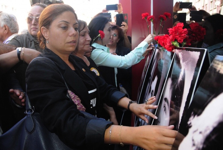 Madımak'ta katledilen isimler arasında yer alan şari Metin Altıok'un kızı CHP'li vekil Zeynep Altınok da anmaya katıldı.  (FOTO:ERAYDIN AYTEKIN/SIVAS-DHA)