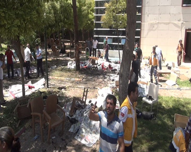 SANLIURFA'NIN SURUC ILCESINDE MEYDANA GELEN SIDDETLI PATLAMADA COK SAYIDA KISI OLDU VE YARALANDI. (FOTOGRAF:SURUC-DHA)
