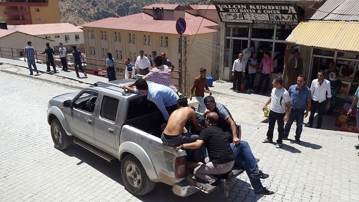 HAKKARI'NIN SEMDINLI ILCESI'NDE PIYADE ASTSUBAY ZIYA SARPKAYA, SILAHLI SALDIRIYA UGRADI. VATANDASLAR TARAFINDAN BIR ARACLA HASTANEYE KALDIRILAN ASTSUBAY'IN DURUMUN AGIR OLDUGU BELIRTILDI. (FOTO: SEMDINLI-DHA)
