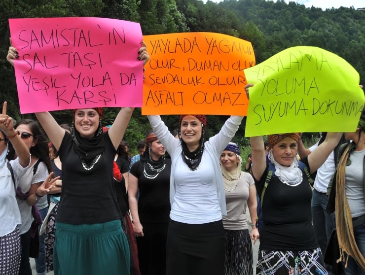 KARADENIZ BOLGESINDE 8 ILIN YAYLALARINI BIRBIRINE BAGLAYACAK OLAN 2 BIN 600 KILOMETRE UZUNLUGUNDAKI YESIL YOL PROJESI RIZE'NIN HEMSIN ILCESINDE PROTESTO EDILDI. FOTO: MUHAMMET KACAR RIZE-DHA