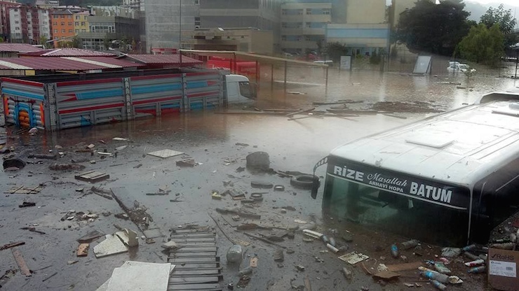 ARTVIN'IN HOPA ILCESINDE ASIRI YAGISLAR HAYATI ETKILEDI FOTO: DHA